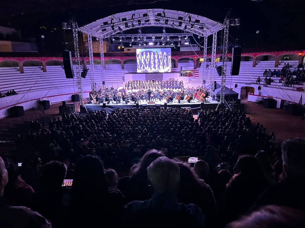 CARMINA BURANA, ESCENARIO