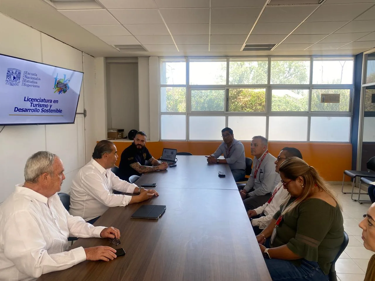 VISITA A LA ENES DE DIRECTIVOS
